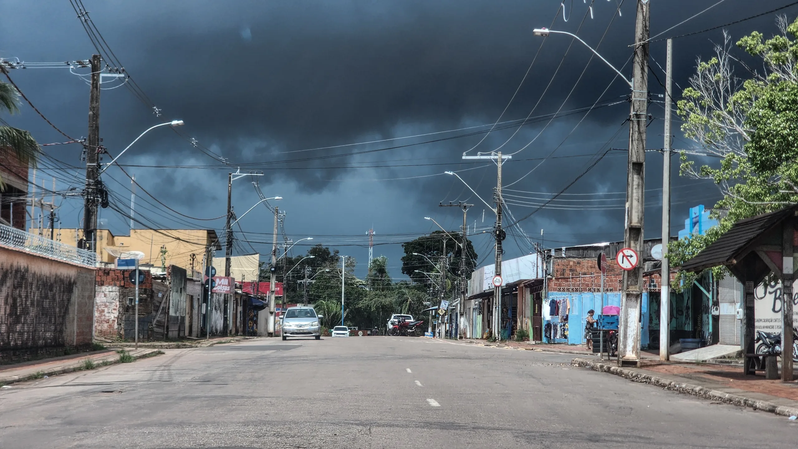 Rua de Rio Branco, no Acre, com nuvens carregadas anunciando chuva intensa e ventos fortes previstos no alerta do Inmet.