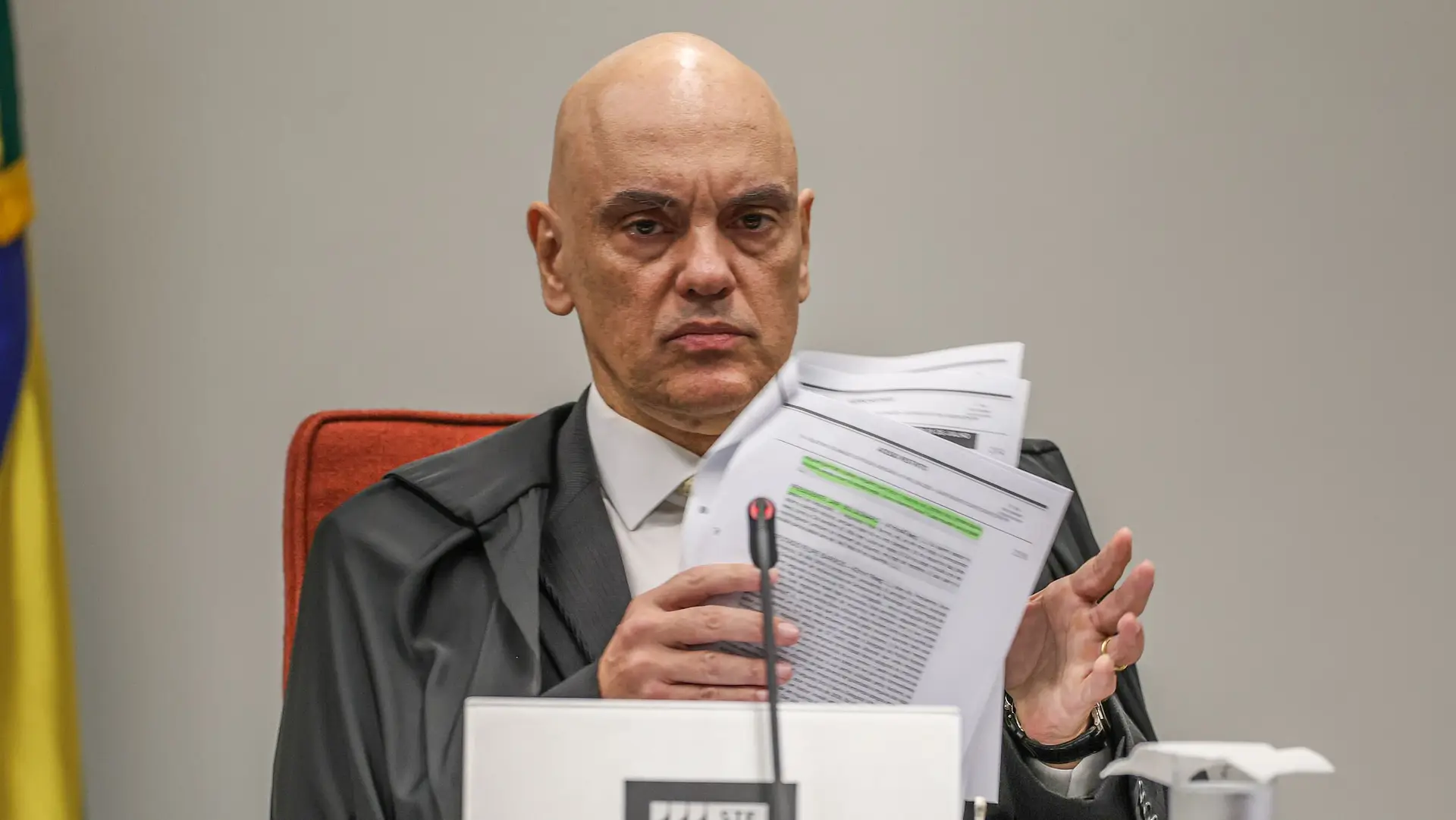 Alexandre de Moraes segura documentos durante sessão no STF