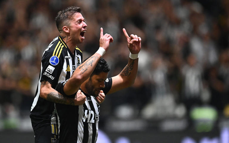 Hulk e Paulinho comemoram gol do Atlético-MG contra o Independiente del Valle na semifinal da Copa Sul-Americana 2025, na Arena MRV, em Belo Horizonte
