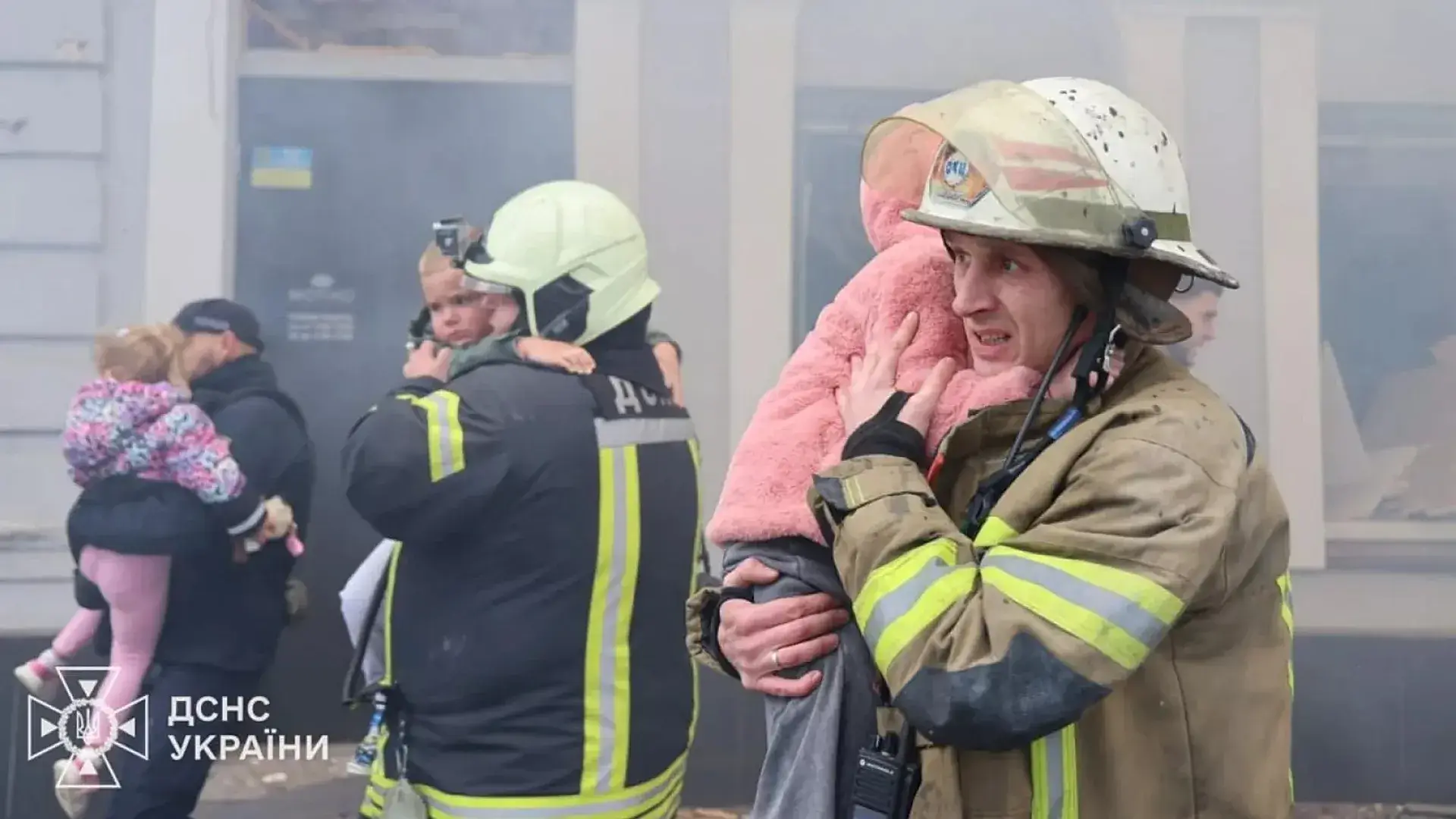 Bombeiro ucraniano resgata criança de jardim de infância atingido por ataque russo em Kharkiv