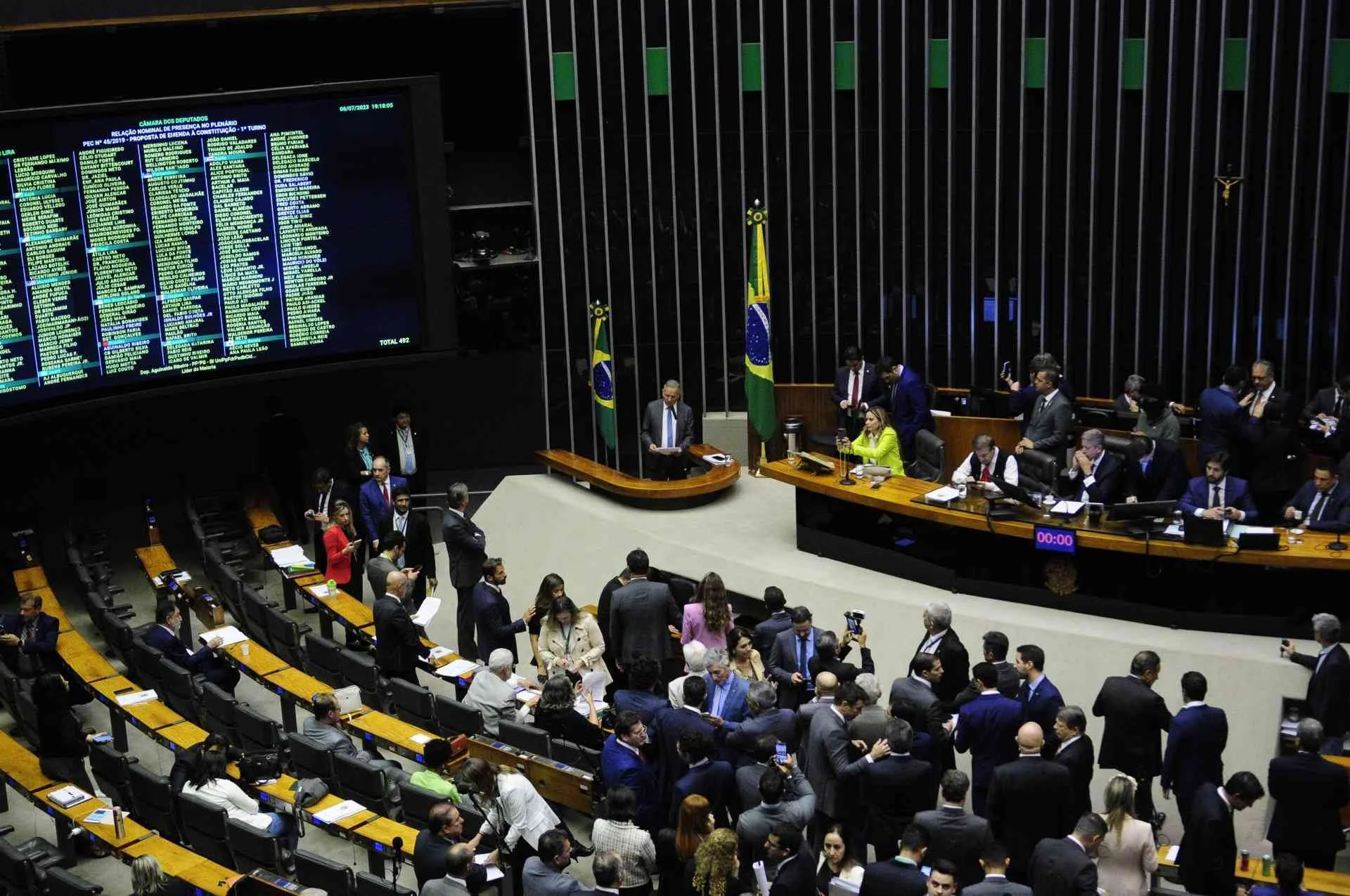 Plenário da Câmara dos Deputados durante sessão que analisa proposta de redução do tempo de isenção do Imposto de Renda sobre investimentos no Brasil