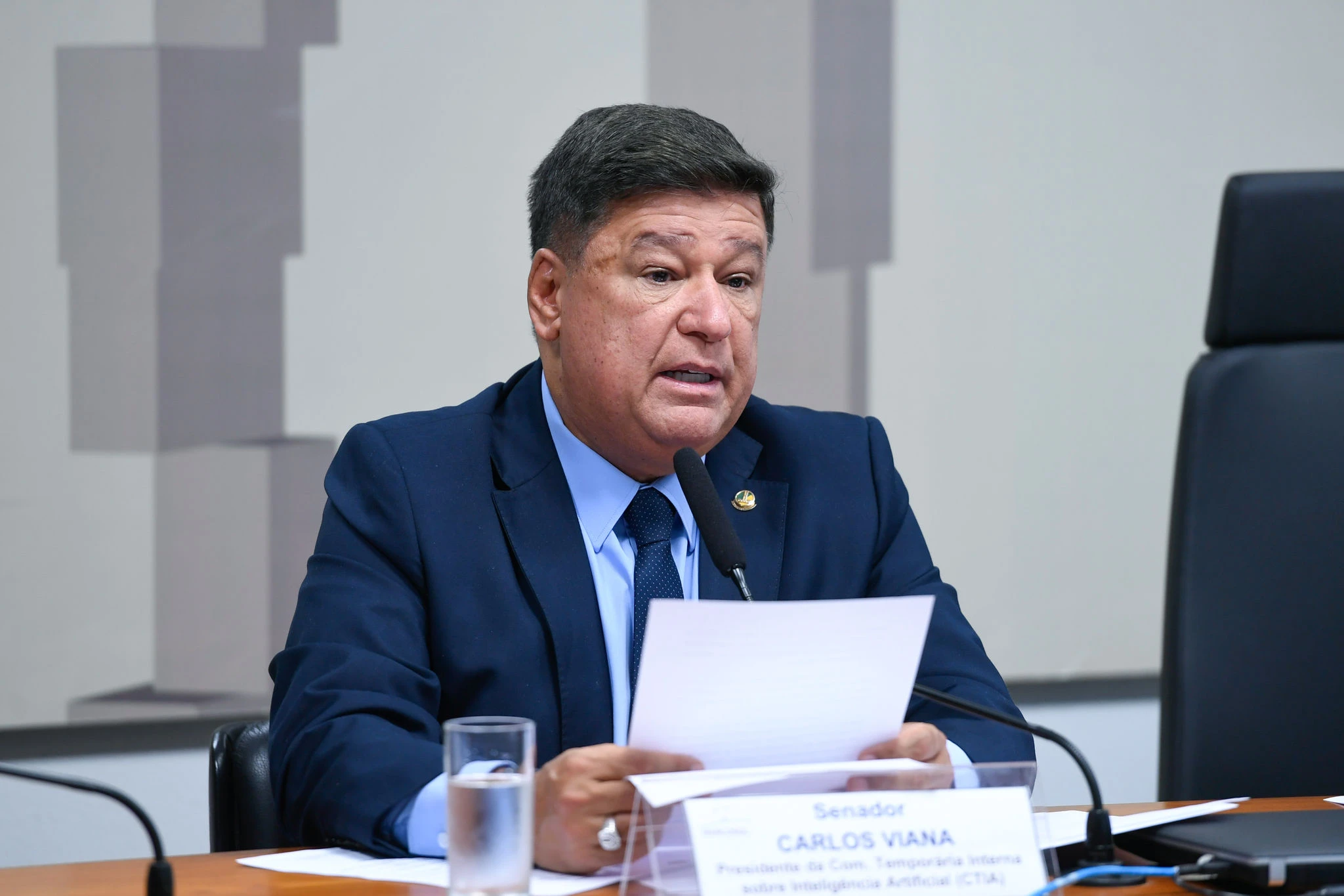 Senador Carlos Viana fala durante sessão da CPMI do INSS, no Senado Federal, e anuncia que pedirá prisão preventiva de convocados que não comparecerem aos depoimentos