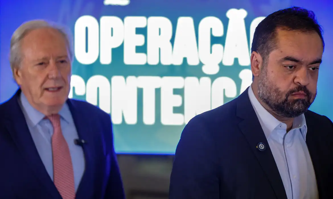 Ministro da Justiça e governador do Rio de Janeiro em coletiva sobre criação de escritório emergencial contra o crime.