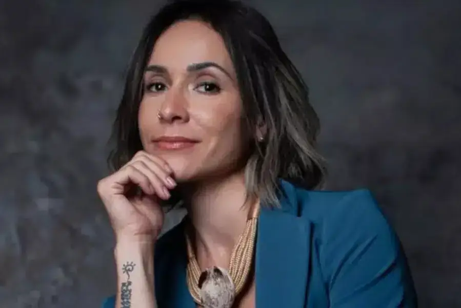 Retrato de Daniela Marys de Oliveira, brasileira presa no Camboja após acusação revisada para posse de armas