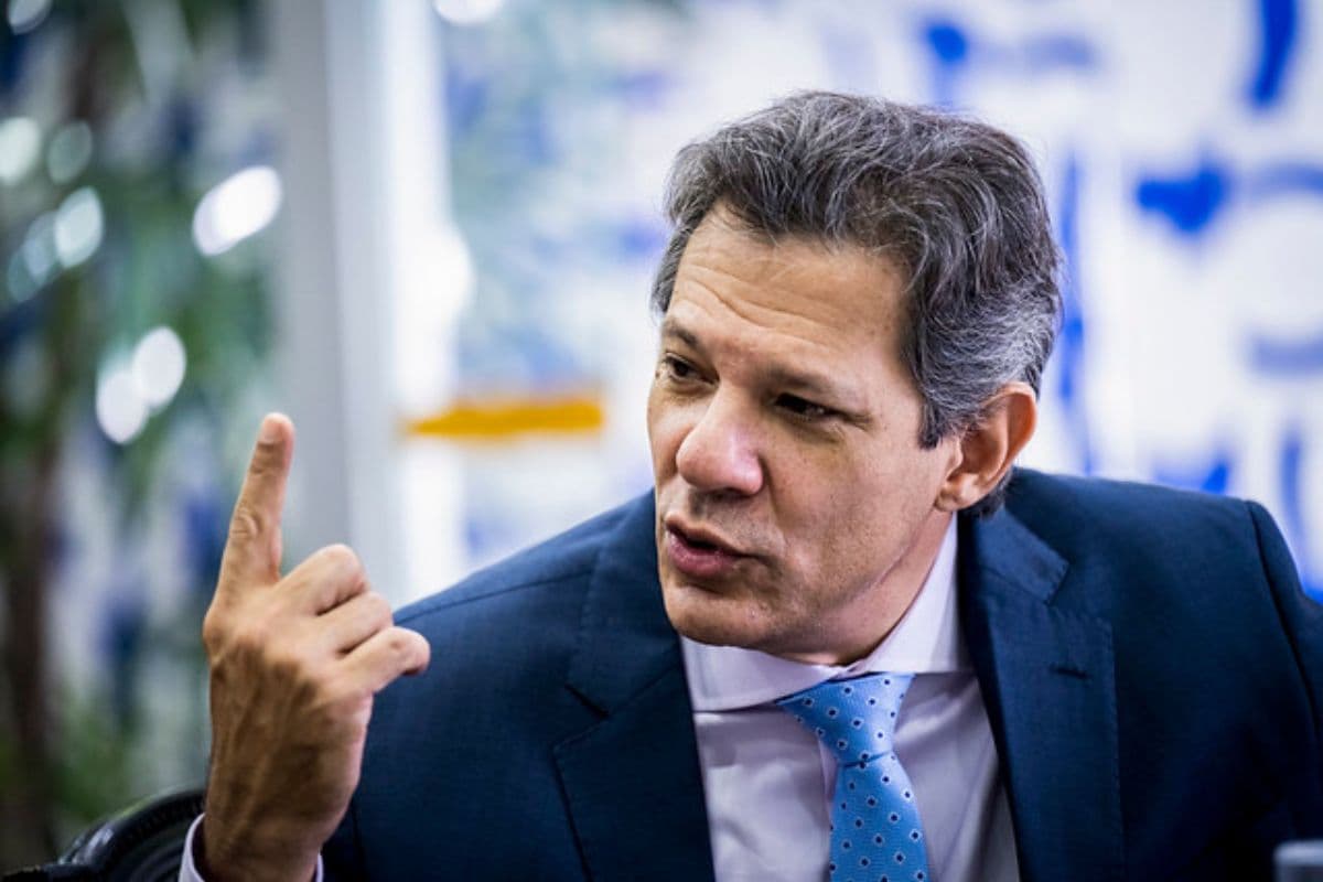 Fernando Haddad defende asfixia financeira ao crime organizado em entrevista sobre medidas econômicas de combate às facções.