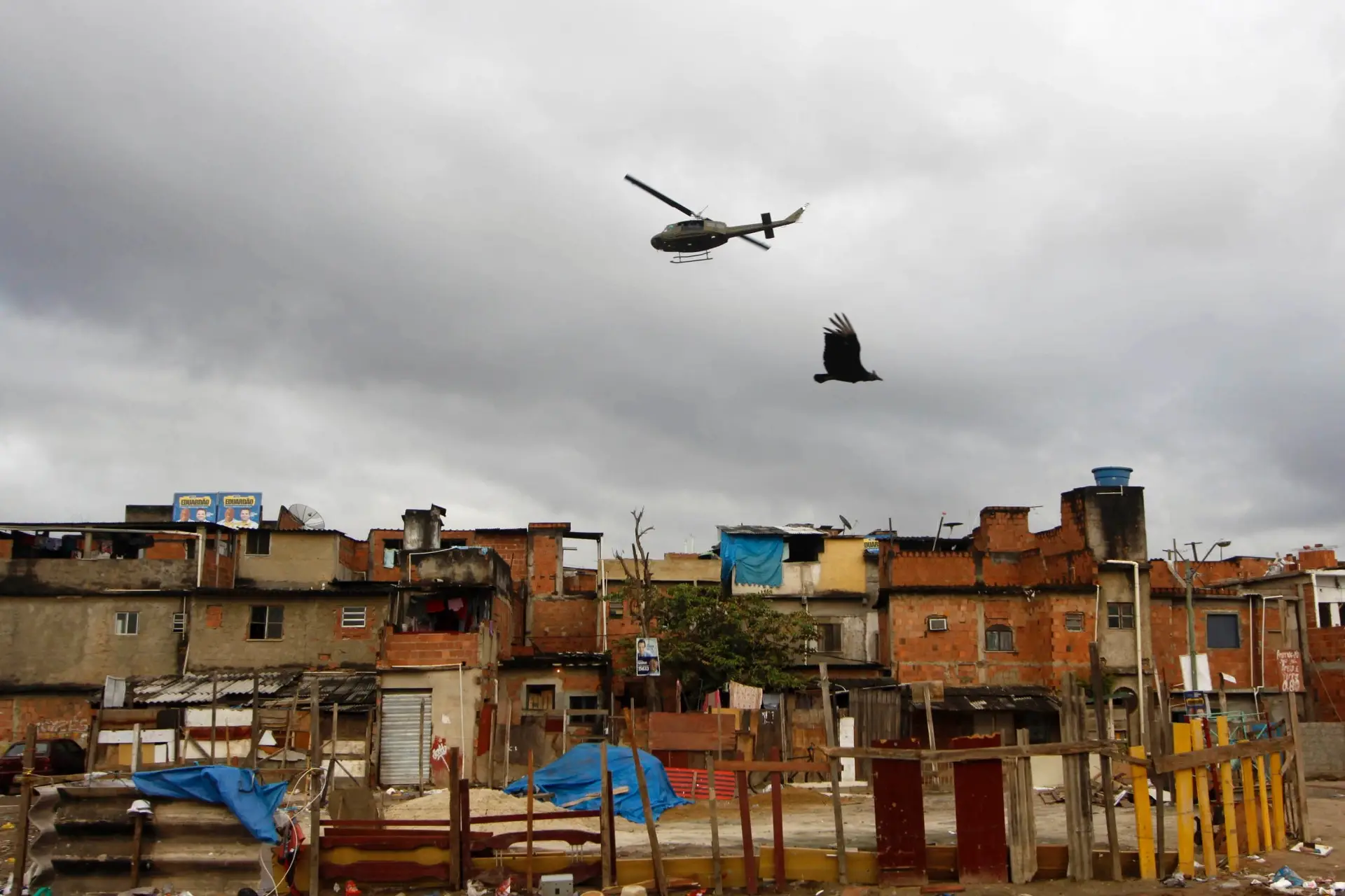 Helicóptero sobrevoa comunidade do Jacarezinho durante operação policial no Rio de Janeiro