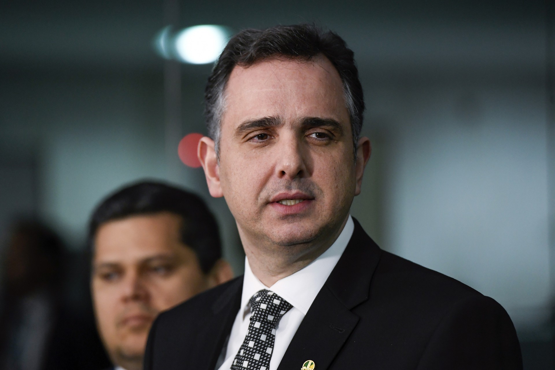 Presidente do Senado fala à imprensa sobre citação em investigação e defende transparência após o caso ser enviado ao STF.