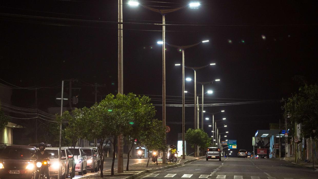 Iluminação pública de LED em avenida de Fortaleza, parte do novo projeto de concessão municipal para modernização da rede.