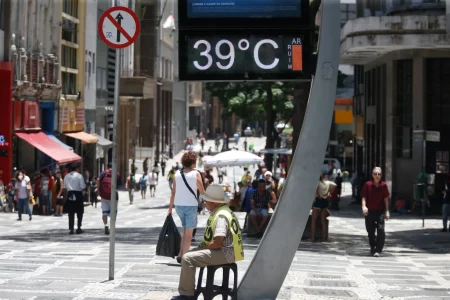 Termômetro de rua marca 39°C em dia de calor extremo no centro de São Paulo