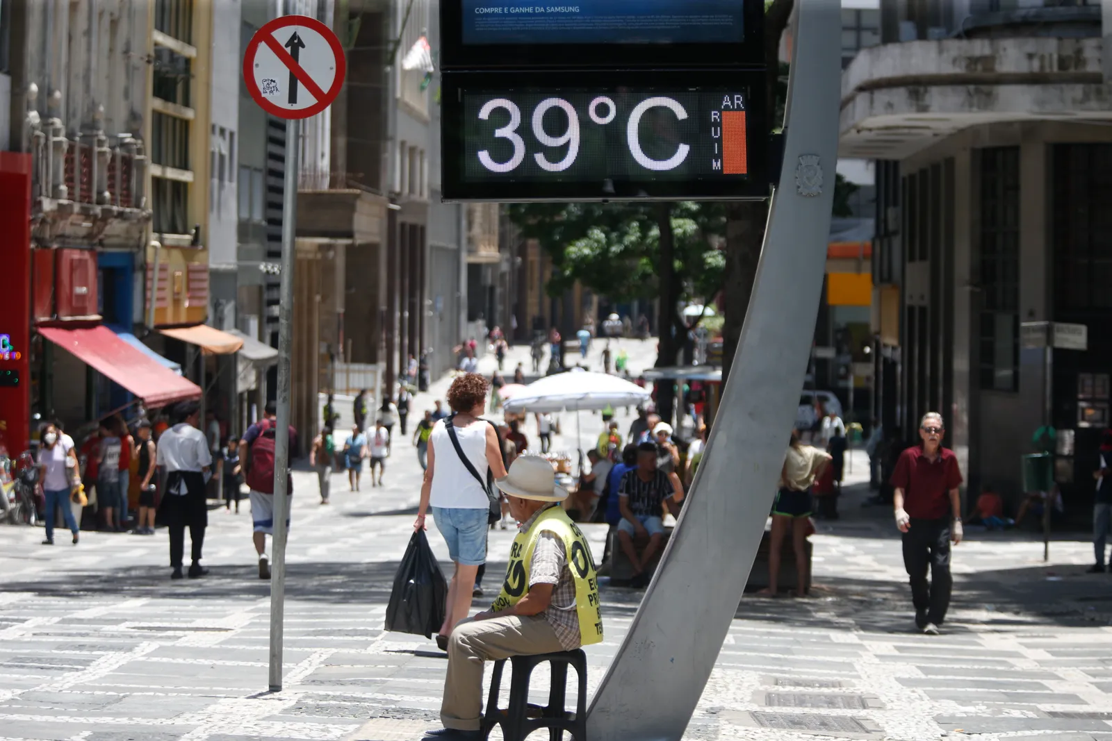 Termômetro de rua marca 39°C em dia de calor extremo no centro de São Paulo