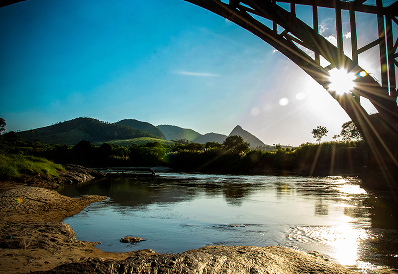 Vista do rio Doce e da ponte ferroviária em Itapina, distrito de Colatina, principal rota de turismo em Colatina e destaque do interior do Espírito Santo.