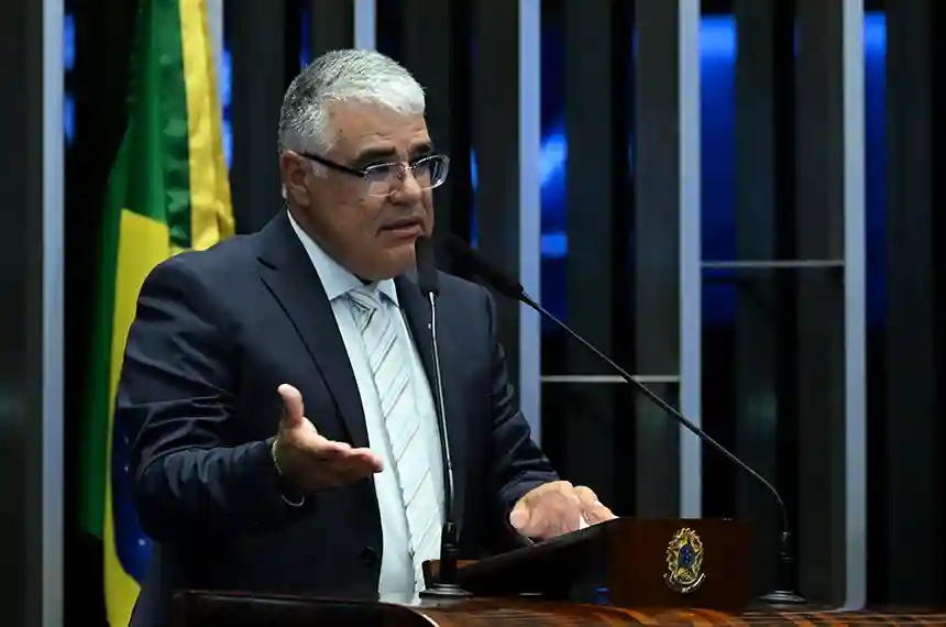 Senador Eduardo Girão discursa no Plenário do Senado Federal com bandeiras do Brasil ao fundo