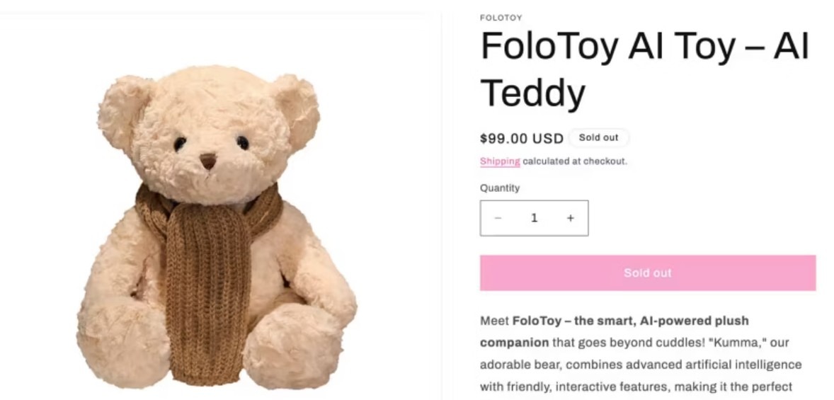 Imagem de um urso de pelúcia claro usando um cachecol marrom ao lado de uma página de venda online que anuncia o brinquedo inteligente FoloToy AI Teddy.