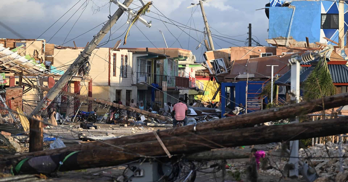 Ruas destruídas e postes caídos após a passagem do furacão Melissa, que deixou mortos e milhares de desabrigados no Caribe.