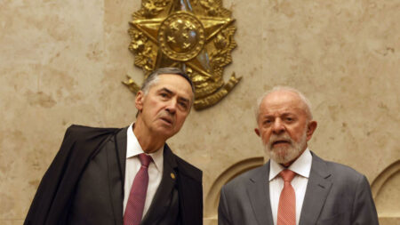 Lula confirma a Pacheco que vai indicar Messias para o STF O presidente Lula e o ministro Luís Roberto Barroso posam lado a lado em ambiente institucional, com o brasão da República ao fundo.