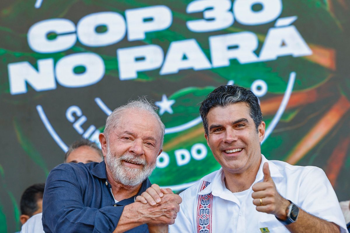 Presidente Lula e governador Helder Barbalho cumprimentam-se em frente a painel da COP30 no Pará