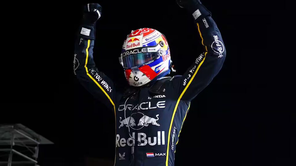 Max Verstappen celebra vitória no GP de Las Vegas 2025 com os braços erguidos vestindo macacão da Red Bull Racing