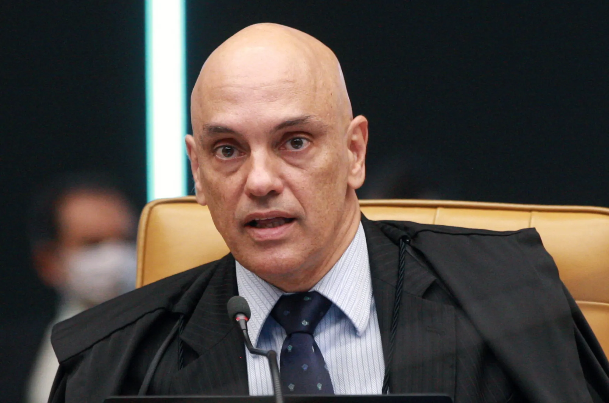 Ministro Alexandre de Moraes durante sessão no Supremo Tribunal Federal usando toga preta
