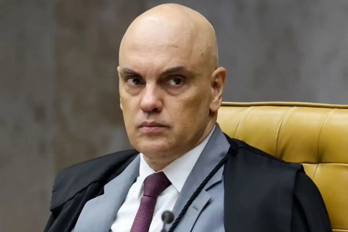 Ministro do Supremo Tribunal Federal sentado em sessão, com expressão séria, antes de viagem oficial ao Rio de Janeiro.