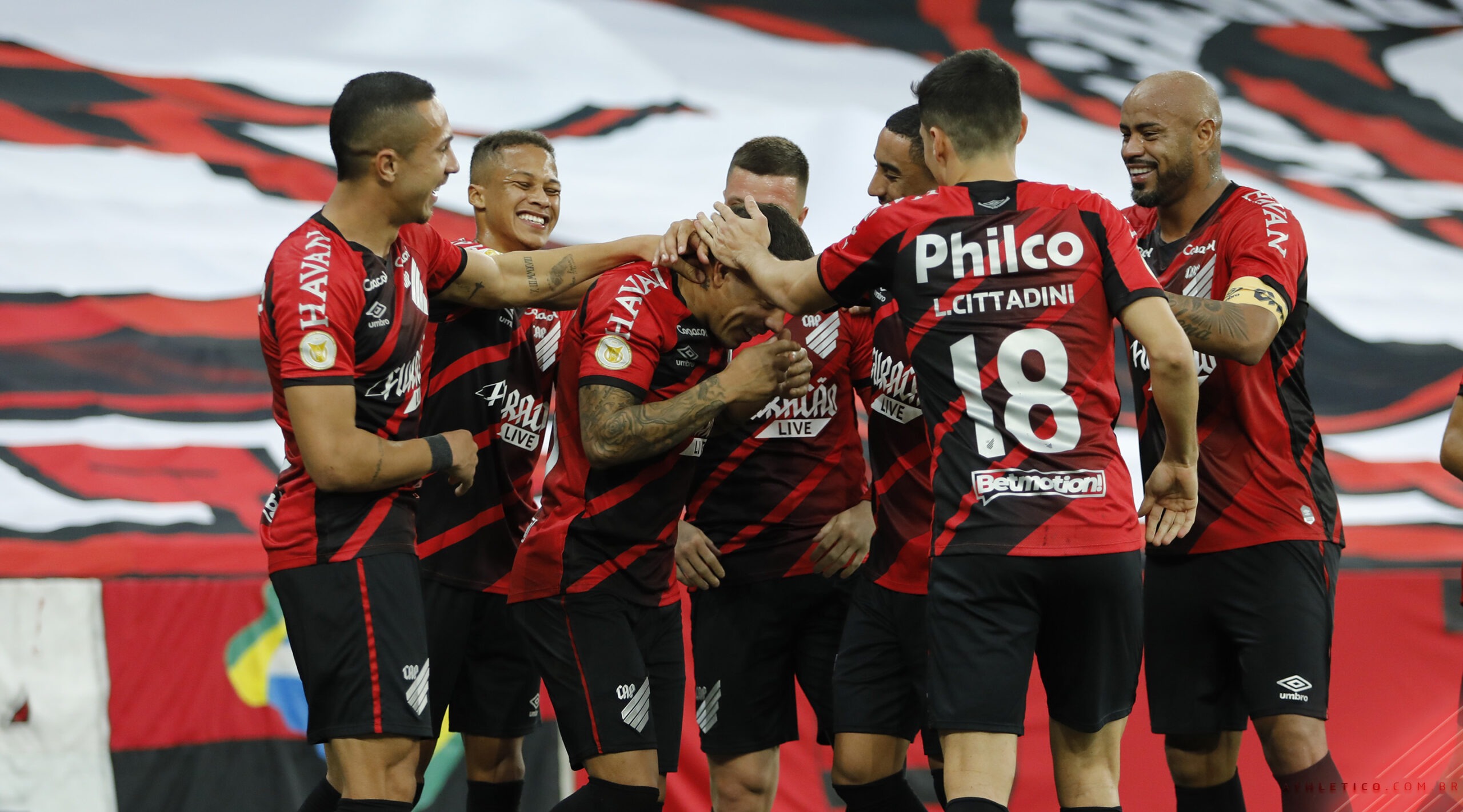 Jogadores do Athletico Paranaense comemoram gol durante partida pelo Campeonato Brasileiro