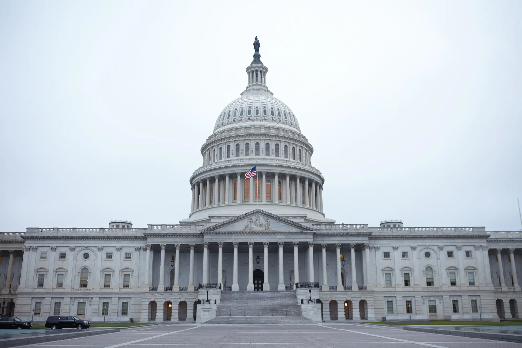 Prédio do Capitólio em Washington visto de frente sob céu nublado