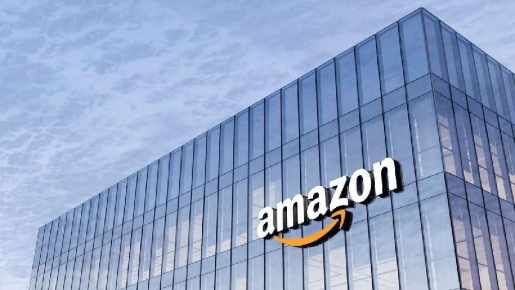 Fachada de prédio moderno com o logotipo da Amazon.