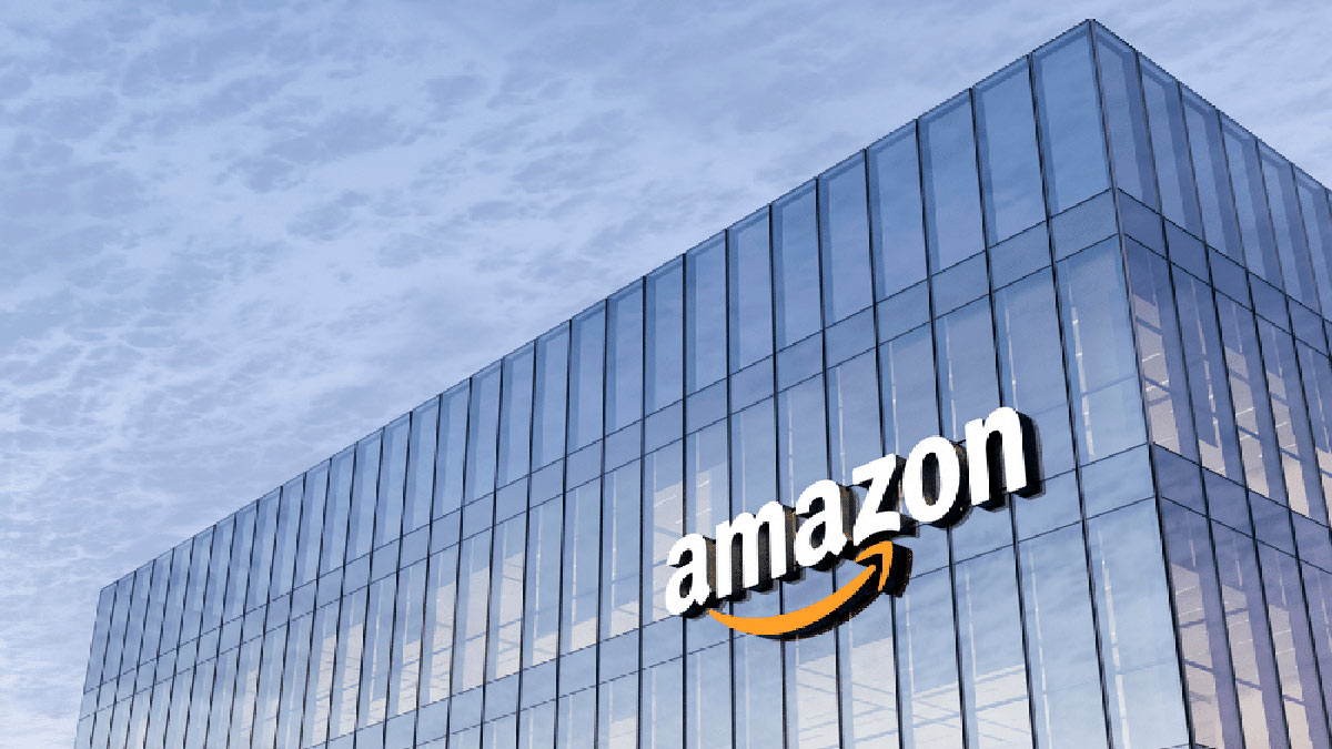 Fachada de prédio moderno com o logotipo da Amazon.