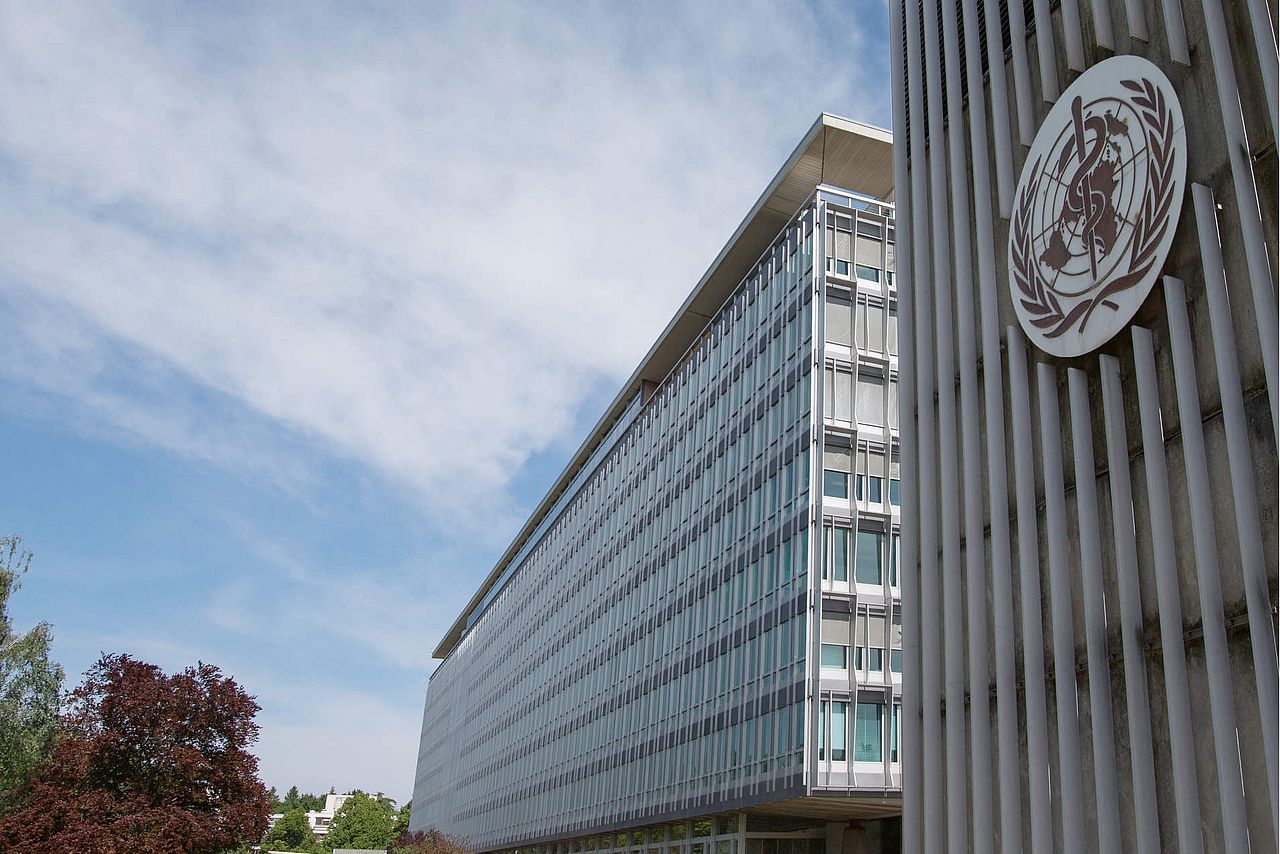 Fachada do prédio da Organização Mundial da Saúde (OMS), em Genebra, sede das discussões sobre o financiamento global de imunização.