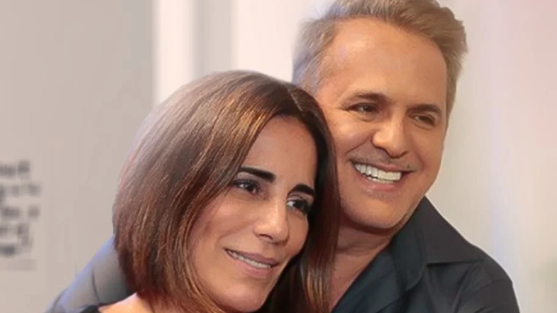 Orlando Morais e Glória Pires posam juntos em foto sorridente, simbolizando casamento duradouro.