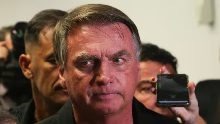 Jair Bolsonaro durante coletiva de imprensa após decisão de recuar do projeto da anistia no Congresso Nacional.