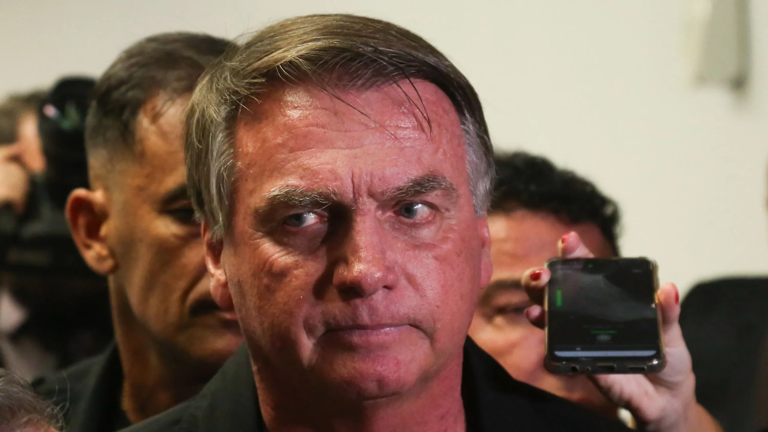 Jair Bolsonaro durante coletiva de imprensa após decisão de recuar do projeto da anistia no Congresso Nacional.