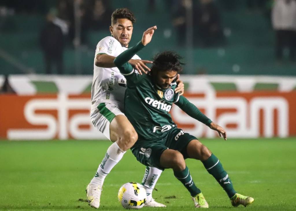 Jogadores de Palmeiras e Juventude disputam a bola durante partida válida pelo Campeonato Brasileiro.
