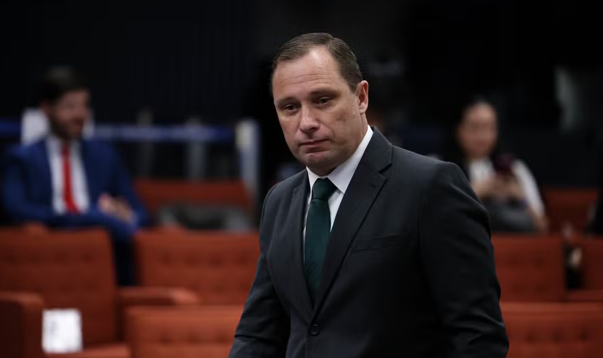 Ex-assessor militar caminha em plenário, usando terno e gravata, antes de audiência no Supremo Tribunal Federal sobre a retirada de tornozeleira eletrônica.