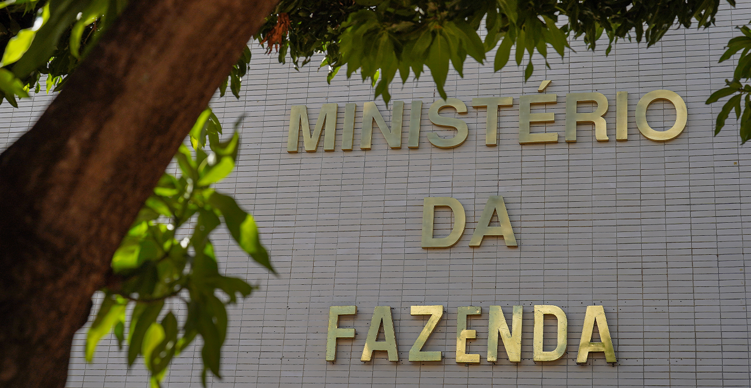 Fachada do Ministério da Fazenda, em Brasília, com destaque para o letreiro dourado do órgão federal.