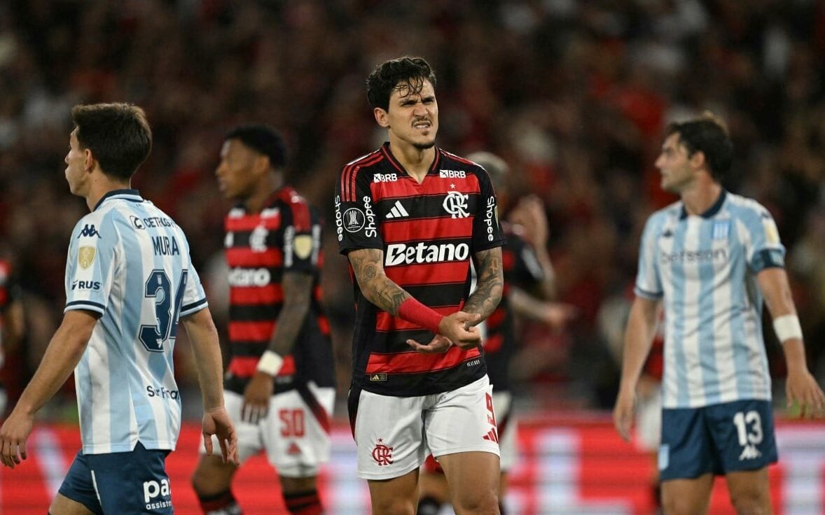 Pedro sente o braço após choque em partida do Flamengo