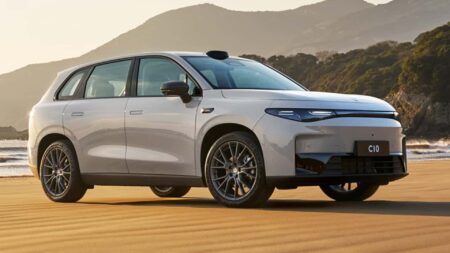 SUV Leapmotor C10 da Stellantis estacionado em praia com montanhas ao fundo, simbolizando o lançamento da nova marca chinesa de elétricos no Brasil.