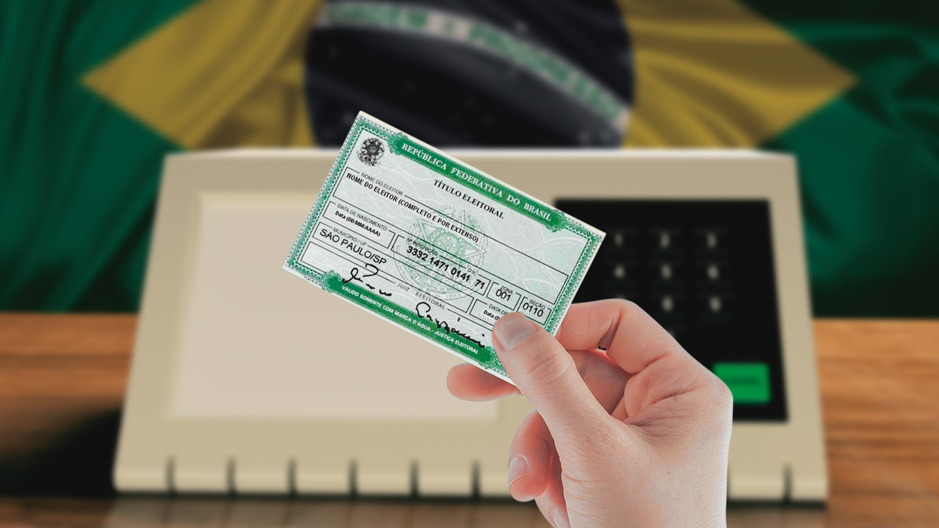 Pessoa segura um título de eleitor brasileiro em frente a uma urna eletrônica, com a bandeira do Brasil desfocada ao fundo.