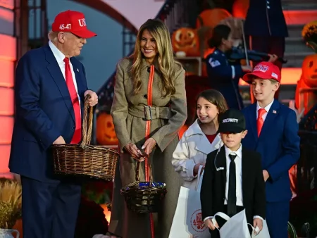 Donald Trump e Melania Trump distribuem doces de Halloween para crianças em evento oficial nos Estados Unidos.