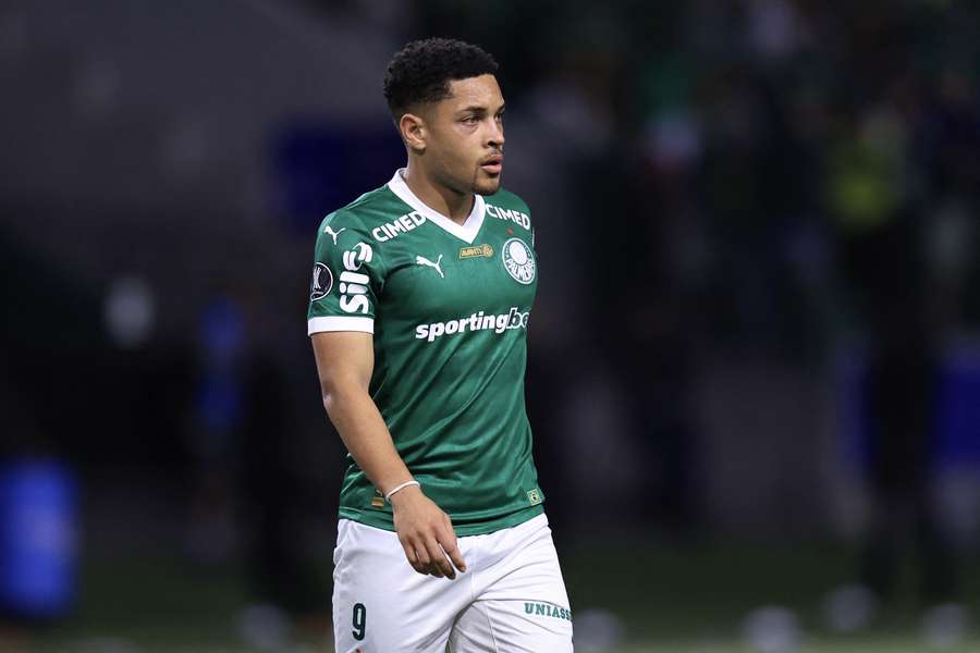 Jogador do Palmeiras caminha em campo durante partida pelo Campeonato Brasileiro