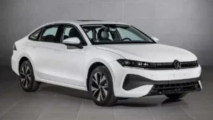 Volkswagen Jetta 2025 branco com novo design frontal e faróis de LED, representando a nova geração do sedã internacional.