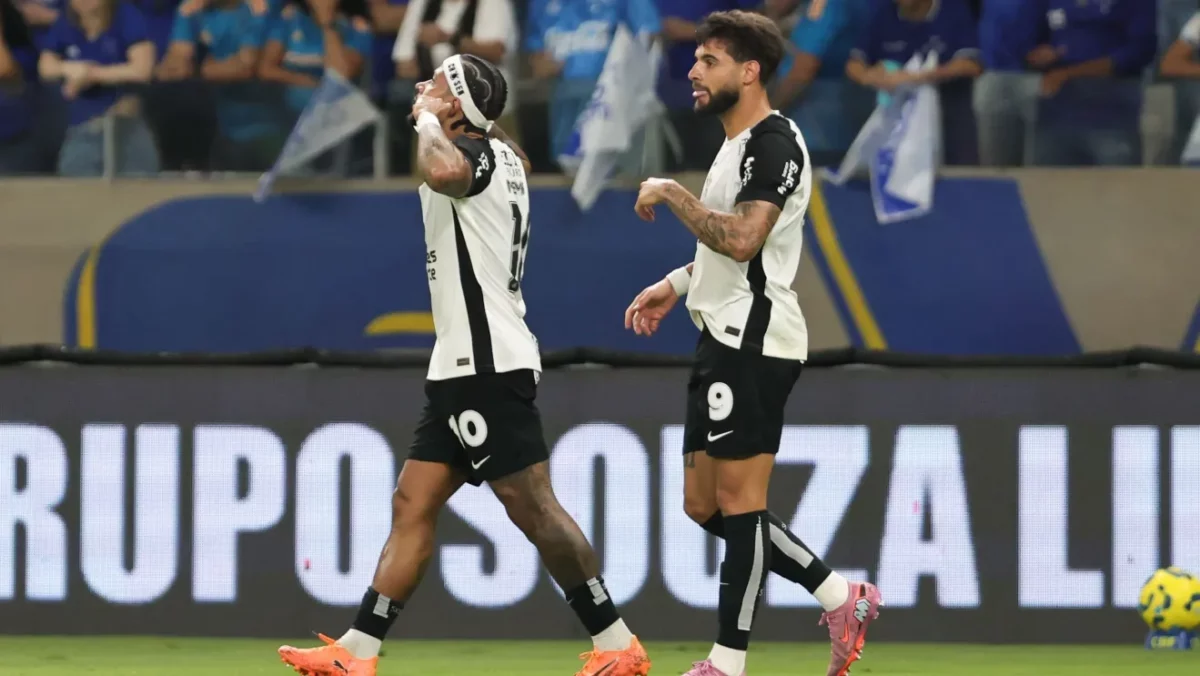 Memphis Depay, camisa 10 do Corinthians, comemora seu gol tapando os ouvidos ao lado do atacante Yuri Alberto durante a partida contra o Cruzeiro.
