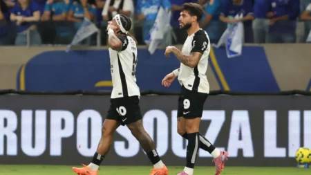 Memphis Depay, camisa 10 do Corinthians, comemora seu gol tapando os ouvidos ao lado do atacante Yuri Alberto durante a partida contra o Cruzeiro.