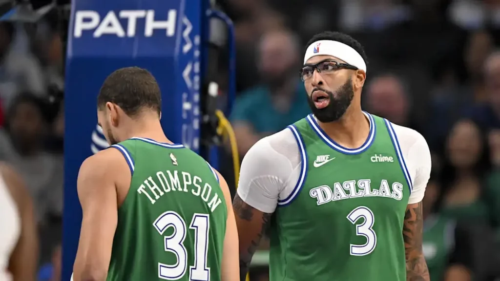 Montagem ilustrativa mostrando Klay Thompson e Anthony Davis vestindo uniformes do Dallas Mavericks.