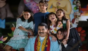 Nicolás Maduro sorrindo cercado por sua esposa Cilia Flores e outros familiares, ilustrando o grupo para o qual ele exige anistia total.