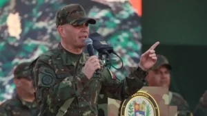 Ministro da Defesa da Venezuela, Vladimir Padrino López, discursa fardado e aponta o dedo em tom de alerta durante evento militar.