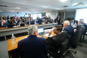 Parlamentares reunidos em sala de comissão do Senado durante sessão de votação da PEC da jornada de trabalho.