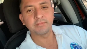 Selfie de Nelson Luciano Marroquín, prefeito de Masagua, vestindo camisa polo branca dentro de um carro.