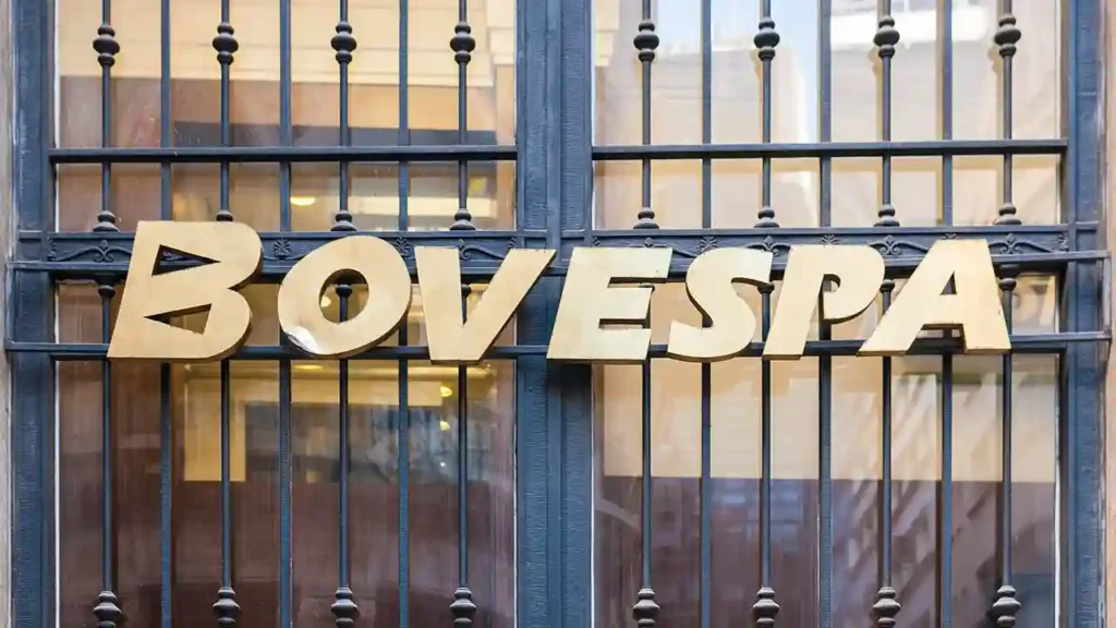 Letreiro dourado com o nome Bovespa fixado em uma grade de ferro preta na fachada do prédio da bolsa de valores em São Paulo.